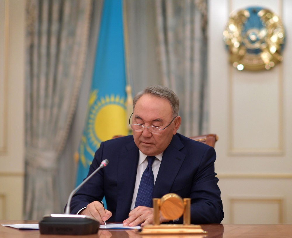 Елбасы Қазақстан Республикасы Президентінің өкілеттігін атқару туралы Жарлыққа қол қойды
