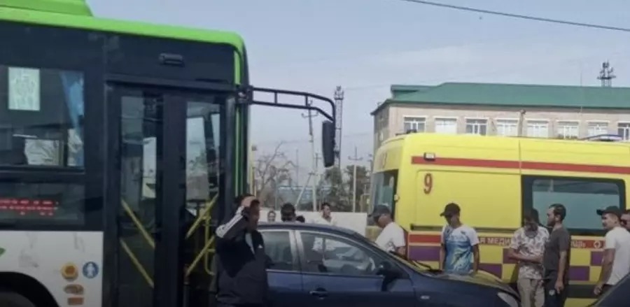 Атырауда жолаушылар автобусы жол апатына ұшырады