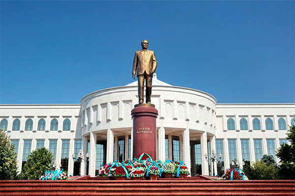 Назарбаев Ислам Кәрімовтің ескерткішіне гүл шоғын қою рәсіміне қатысты