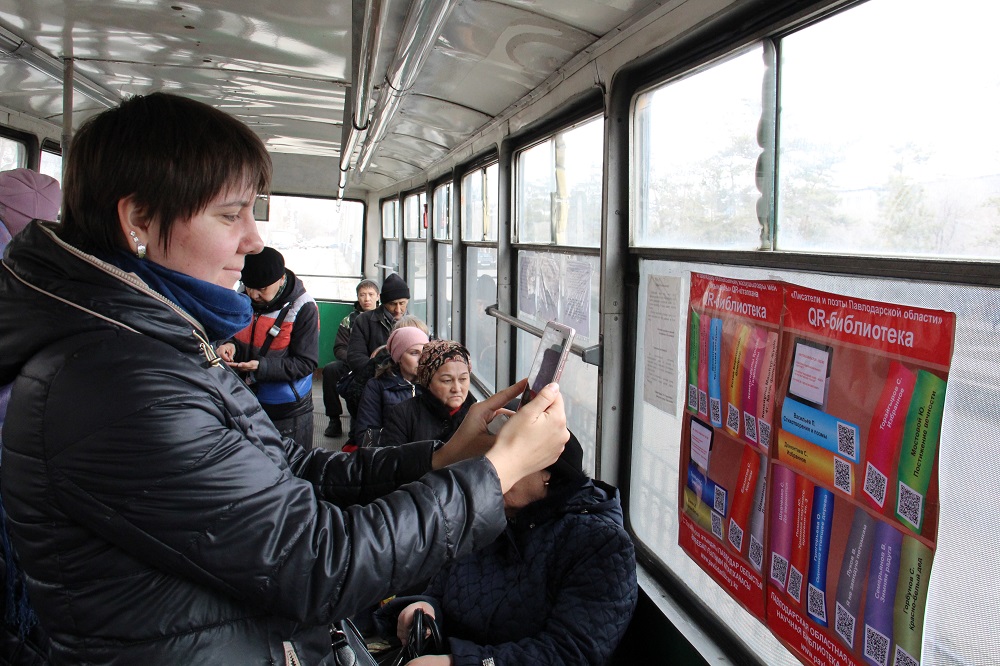 Павлодарда трамвайларда QR-кітапхана пайда болды