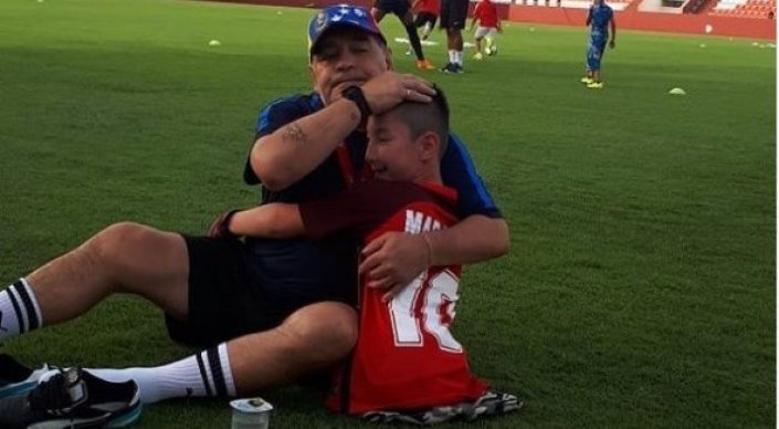 Диего Марадона қазақстандық баламен футбол ойнады
