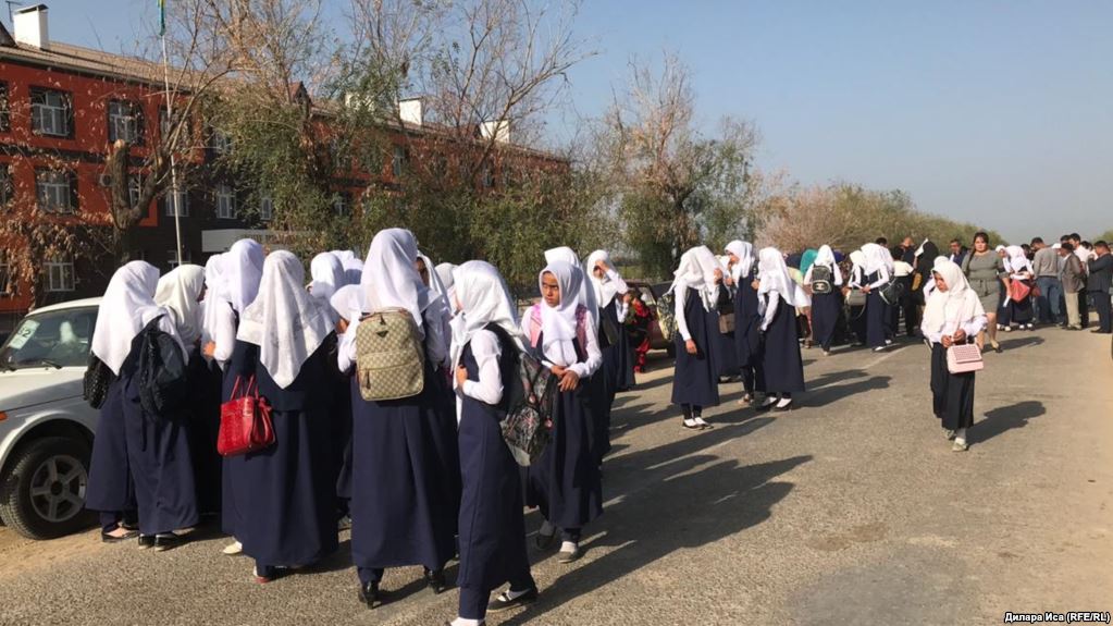 Дархан Кәлетаев Түркістан облысында мектепке хиджаб киіп келген оқушылар туралы пікір білдірді