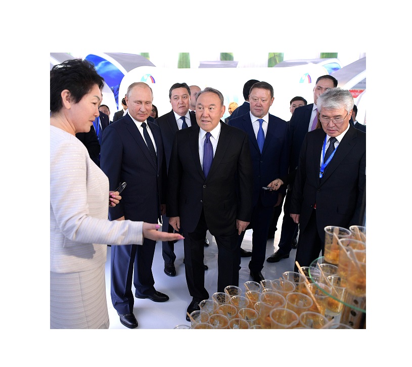 Нұрсұлтан Назарбаев пен Владимир Путин екі мемлекеттің туризм саласын дамытуға арналған көрмені аралады