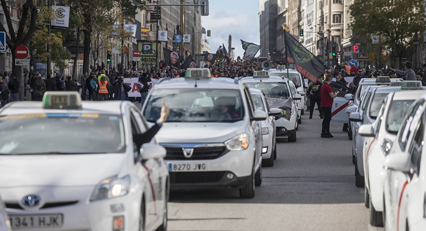 Испания таксистері Uber және Cabify-ге қарсы ереуілге шықты