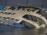 Индонезияда круиз лайнері суға батып кетті