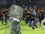 Индонезияда футбол матчында 120-дан астам адам көз жұмды