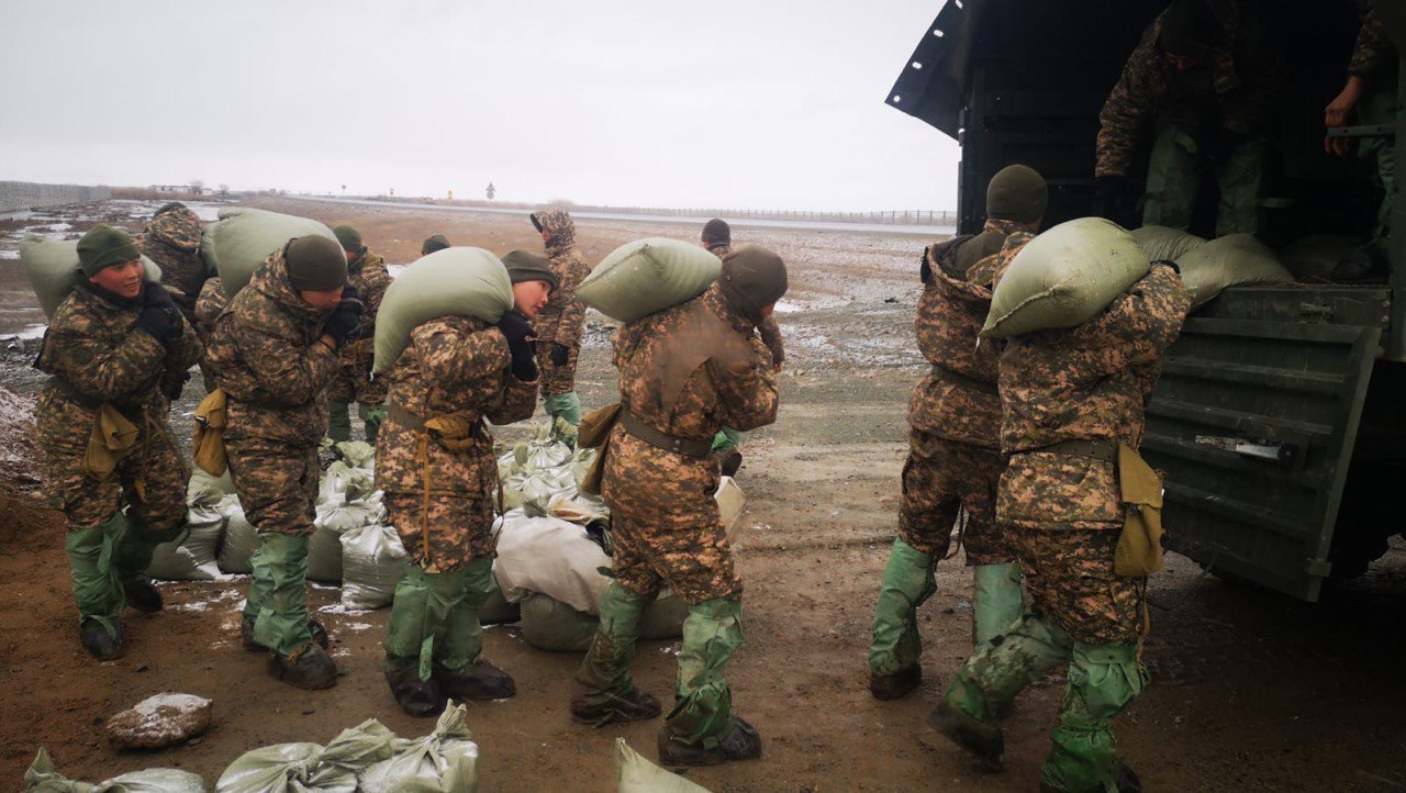 Елдегі су тасқыны: әскери ұшқыштар 1 851 адамды эвакуациялады